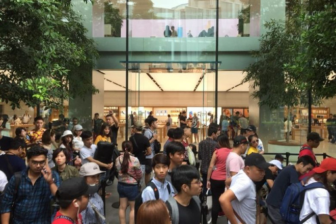 Dân chơi iPhone Việt đổ xô sang Singapore xếp hàng đợi mua iPhone Xs ảnh 1