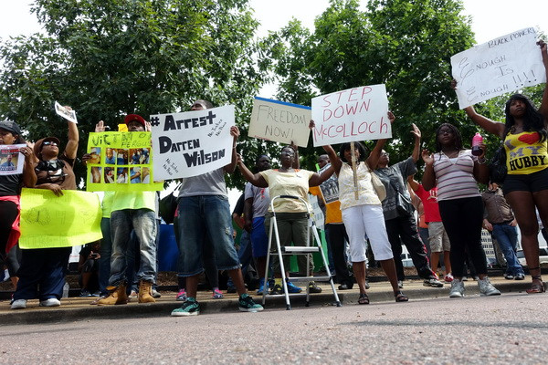 Biểu tình phản đối cảnh sát tại Ferguson chưa có dấu hiệu kết thúc ảnh 1