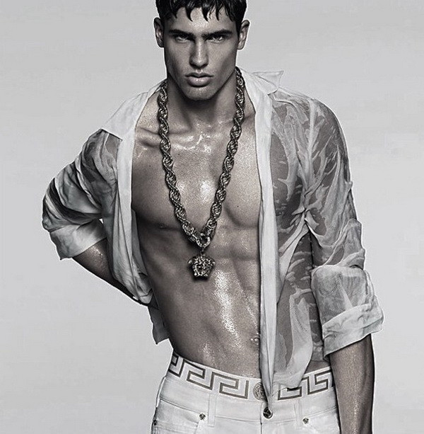 Nữ hoàng nhạc Pop Madonna tái ngộ Versace trong quảng cáo mới ảnh 7