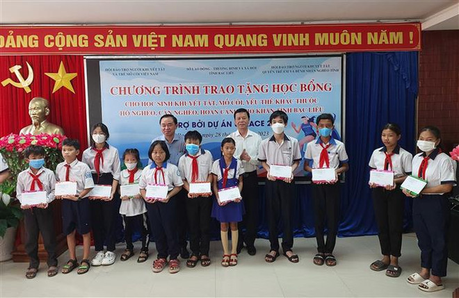 Trao học bổng cho học sinh khuyết tật, mồ côi, yếu thế tại Bạc Liêu ảnh 1