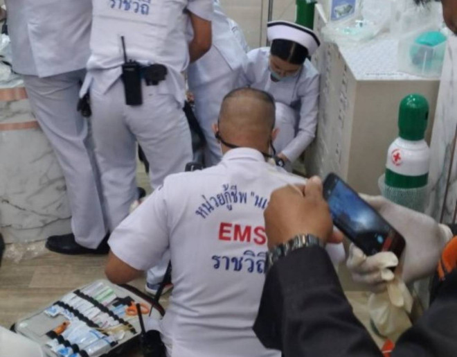 Lực lượng cấp cứu tại hiện trường. (Nguồn: TNAMCOT English) Nổ súng trong trung tâm thương mại ở Bangkok, ít nhất 1 người chết ảnh 1
