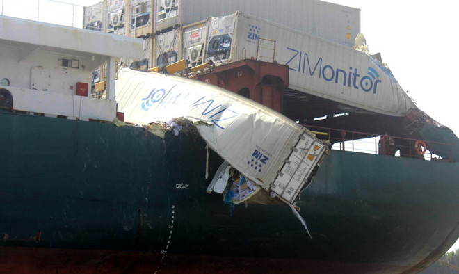 Hai tàu container va chạm, nhiều container rơi xuống sông Đồng Nai ảnh 1