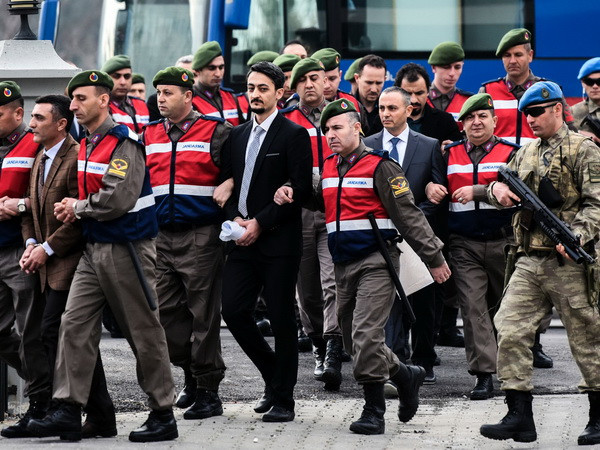 NATO cảnh báo Ankara cần tôn trọng đầy đủ pháp luật khi bắt người ảnh 1