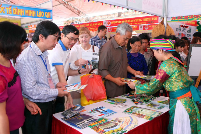 [Photo] Hội chợ du lịch Tây Bắc nhân Giổ Tổ Hùng Vương ảnh 1