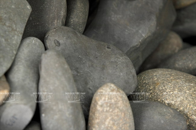 Vị cao tăng "thổi hồn" thư pháp Việt vào những viên đá cuội ảnh 2