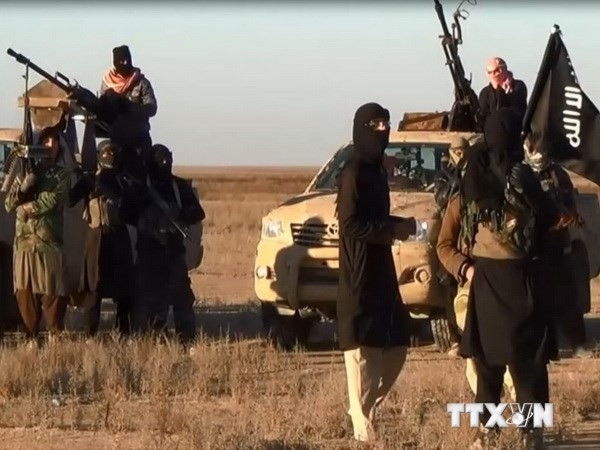 Các tay súng ISIL đóng chốt tại một địa điểm bí mật ở tỉnh Nineveh ngày 11/6. (Ảnh: AFP/TTXVN) Đánh chiếm Mosul, ISIL trở thành nhóm khủng bố "giàu nhất thế giới" ảnh 1