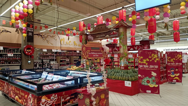 Tuần lễ Hàng Việt Nam nhân dịp Tết Giáp Thìn 2024 tại Đại Siêu thị Carrefour. (Ảnh: Nguyễn Tuyên/TTXVN) tuan hang viet nam_tet giap thi_phap 2.jpg