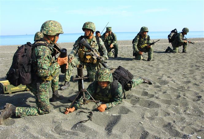 Binh sỹ Philippines tham gia tập trận đổ bộ trong khuôn khổ cuộc tập trận chung Balikatan với binh sỹ Mỹ tại tỉnh Antique (Philippines) ngày 11/4/2016. (Ảnh: AFP/TTXVN) Philippines và Mỹ tổ chức tập trận chung lớn nhất kể từ năm 2015 ảnh 1