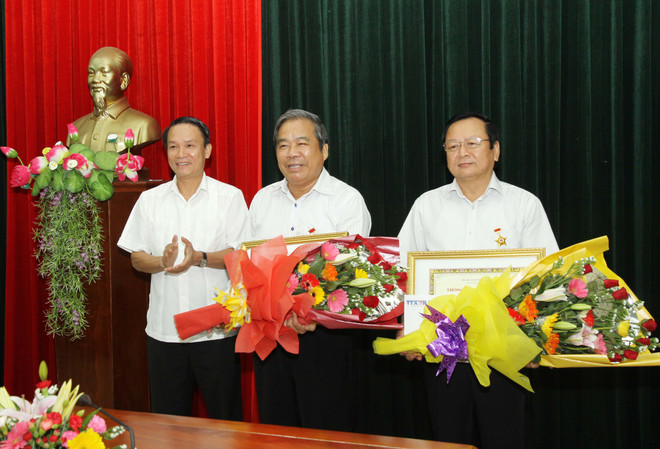 Tặng lãnh đạo Quảng Trị kỷ niệm chương "Vì sự nghiệp Thông tấn" ảnh 1