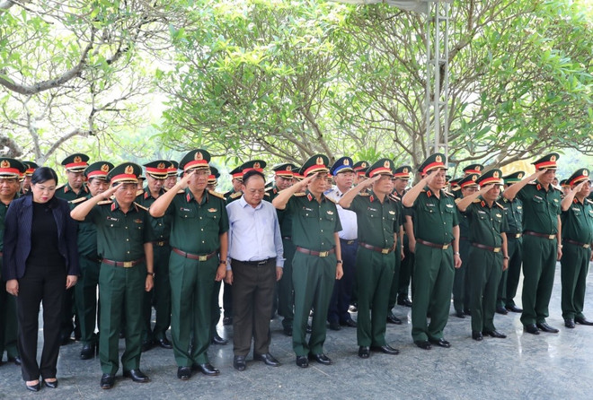 dai tuong phan van giang_dang huong_anh hung liet sy_dien bien phu 2.jpg