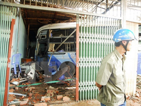 [Video] Tai nạn xe khách làm sập ba ngôi nhà tại Bình Phước ảnh 1