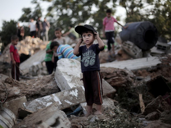 Một cậu bé Palestine đứng trên đống đổ nát do Israel pháo kích tại Dải Gaza tháng 9/2014. (Nguồn: AP) Người đứng đầu cuộc điều tra của LHQ về xung đột Gaza từ chức ảnh 1