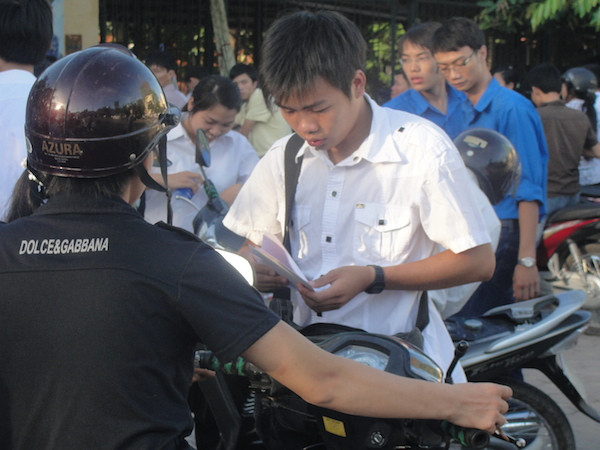 Sỹ tử, phụ huynh đều “run” trước giờ vào phòng thi ảnh 1