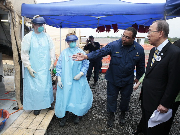 Tổng thư ký LHQ Ban Ki-moon thăm một cơ sở y tế điều trị bệnh nhân Ebola tại Monrovia, Liberia ngày 19/12. (Nguồn: AFP/ TTXVN) Liên hợp quốc kêu gọi hỗ trợ khu vực Tây Phi do ảnh hưởng của Ebola ảnh 1