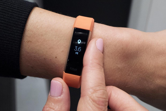Fitbit đã đánh bại Apple để giành được gói thầu cung cấp thiết bị đeo thông minh với Chính phủ Singapore. (Nguồn: AP) Fitbit sẽ cung cấp 'miễn phí' vòng thông minh cho người dân Singapore ảnh 1