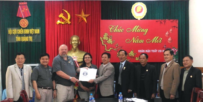 Tổ chức Cựu binh Mỹ tham chiến tại Việt Nam trao cho Hội Cựu chiến binh tỉnh Quảng Trị bộ hồ sơ hài cốt liệt sỹ bộ đội Việt Nam hy sinh vào năm 197. (Ảnh: Trịnh Bang Nhiệm/TTXVN) Tổ chức Cựu binh Mỹ trao hồ sơ hài cốt liệt sỹ tại Quảng Trị ảnh 1