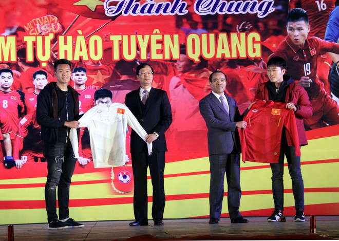 Hàng nghìn người ở Tuyên Quang ra đường đón Lương Xuân Trường ảnh 1