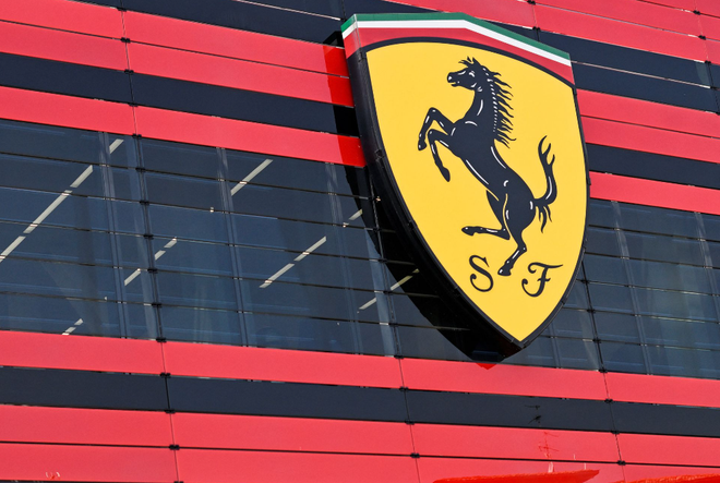 Logo của Ferrari tại trụ sở của hãng ở Maranello (Italy), ngày 15/6/2022. (Nguồn: Reuters) Hãng xe sang Ferrari của Italy bị tấn công mạng đòi tiền chuộc ảnh 1