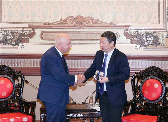 Ông Dương Anh Đức - Phó Chủ tịch Ủy ban Nhân dân Thành phố Hồ Chí Minh (phải) tiếp ông Tim Pallas - Bộ trưởng Ngân khố, Thương mại, Đầu tư và Lao động bang Victoria (Austrialia). (Ảnh: Xuân Khu/TTXVN) TP.HCM thúc đẩy hiện thực hóa các thỏa thuận với bang Victoria ảnh 1