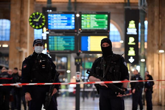 Cảnh sát phong tỏa hiện trường vụ tấn công bằng dao tại nhà ga Gare du Nord ở thủ đô Paris (Pháp), ngày 11/1/2023. (Ảnh: AFP/TTXVN) Nhiều người bị thương trong vụ tấn công bằng dao tại Pháp ảnh 1