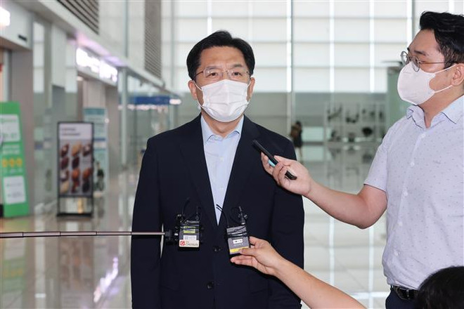 Đặc phái viên hạt nhân hàng đầu của Hàn Quốc Noh Kyu-duk trả lời phỏng vấn tại sân bay quốc tế Incheon ở Seoul, trước khi tới Nhật Bản, ngày 12/9/2021. (Ảnh: Yonhap/TTXVN) Đặc phái viên hạt nhân của Hàn Quốc-Trung Quốc họp về Triều Tiên ảnh 1