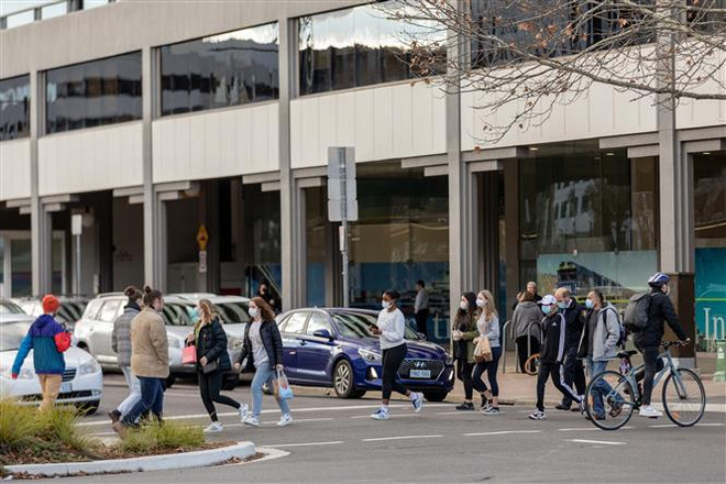 Người dân đeo khẩu trang phòng dịch COVID-19 tại Canberra (Australia), ngày 28/6/2021. (Ảnh: THX/TTXVN) Australia hỗ trợ 200 tỷ USD cho các hộ gia đình, doanh nghiệp khó khăn ảnh 1