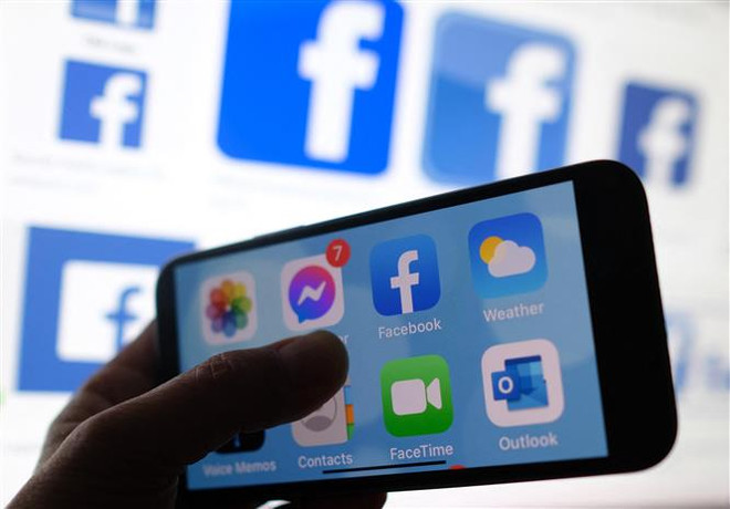 Biểu tượng Facebook trên màn hình điện thoại di động. (Ảnh: AFP/ TTXVN) CNN hạn chế quyền truy cập của người dùng Facebook tại Australia ảnh 1