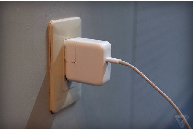 Apple báo lỗi, thu đổi củ sạc iPhone, iPad bán ở nhiều quốc gia ảnh 1