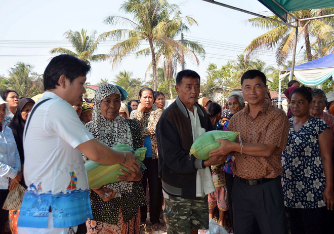 Hội người Campuchia gốc Việt hỗ trợ bà con nghèo đón Tết ảnh 1