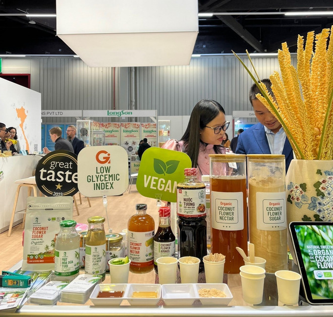 Sản phẩm nước tương mật hoa dừa, đường hoa dừa, giấm hoa dừa của Sokfarm Việt Nam tại Biofach 2024. (Ảnh: Phương Hoa/TTXVN) san pham huu co 2_biofach 2024.jpeg