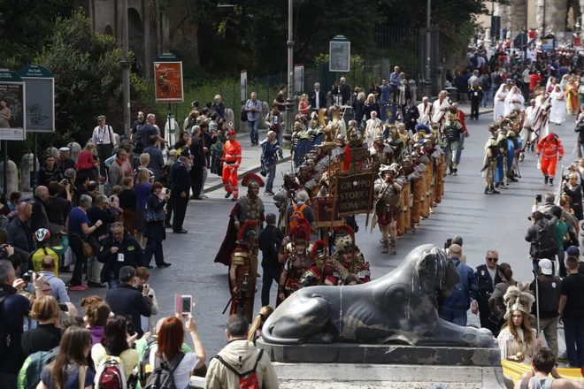 Tưng bừng lễ hội kỷ niệm sinh nhật lần thứ 2768 của Rome ảnh 5