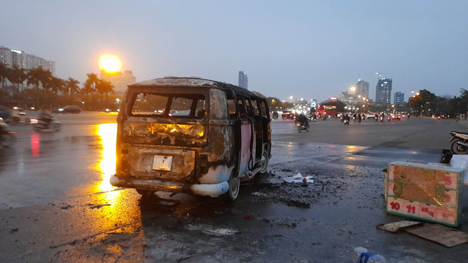 Đang lưu thông, xe ôtô đột ngột bốc cháy trước sân vận động Mỹ Đình ảnh 1