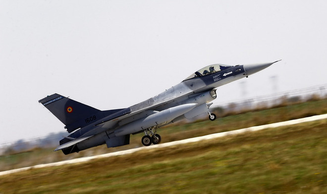 Romania nhận 6 máy bay tiêm kích F-16 từ Bồ Đào Nha ảnh 1
