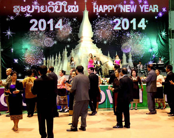 Người dân Lào sôi nổi hoạt động đón năm mới 2014 ảnh 1