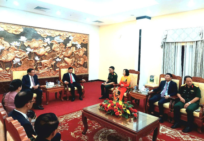 Đại sứ Việt Nam tại Vương quốc Campuchia Nguyễn Huy Tăng tiếp đoàn Đại sứ quán Lào do Đại sứ Buakeo Phumvongsay dẫn đầu. (Ảnh: TTXVN) ttxvn_daisu_CPC.jpg