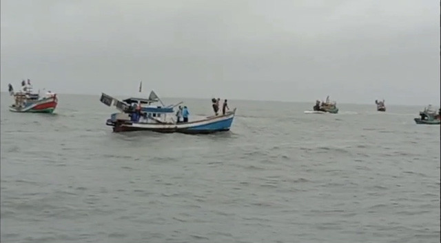 Cà Mau: Cứu vớt 4 thuyền viên gặp nạn, trôi dạt trên biển ảnh 1