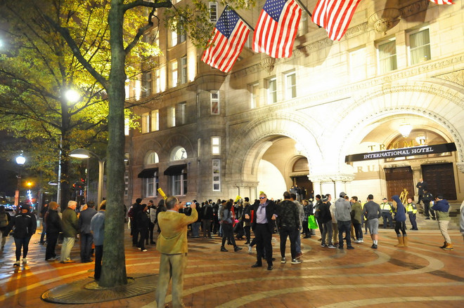 Người biểu tình tụ tập trường Trump Hotel ở thủ đô Washington D.C (Ảnh: Thanh Tuấn/Vietnam+) Hàng nghìn người xuống đường biểu tình phản đối ông Donald Trump ảnh 1