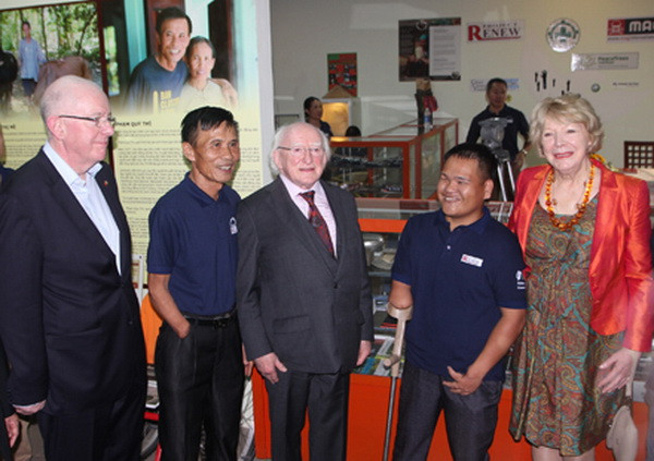 Tổng thống Ireland Michael D. Higgins và Phu nhân với các nạn nhân bom mìn tỉnh Quảng Trị. (Nguồn: quangtri.gov.vn) Tổng thống Ireland và Phu nhân đến thăm tỉnh Quảng Trị ảnh 1