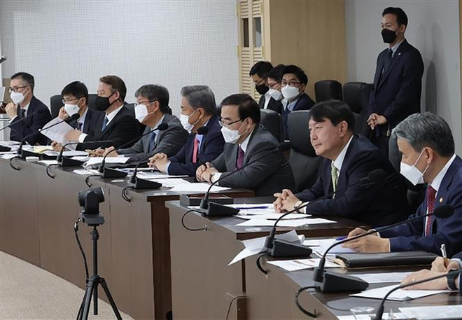 Tổng thống Hàn Quốc Yoon Suk-yeol (thứ hai, phải) phát biểu tại cuộc họp Hội đồng An ninh quốc gia ở Seoul, ngày 25/5/2022. (Ảnh: Yonhap/TTXVN) Hàn Quốc họp thảo luận phương án gia tăng áp lực với Triều Tiên ảnh 1