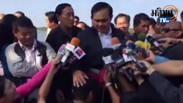 Video Thủ tướng Thái Lan xoa đầu phóng viên gây bão mạng ảnh 1