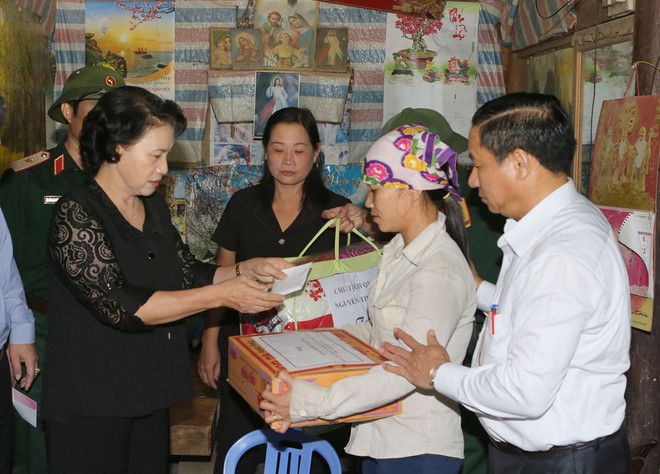 Chủ tịch Quốc hội lội nước tới thăm hỏi nhân dân vùng lũ Hà Tĩnh ảnh 2