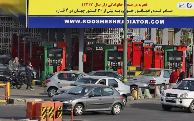 Xe hơi xếp hàng dài để đổ xăng tại một trạm xăng ở thủ đô Tehran của Iran hôm 26/10/2021, trong bối cảnh hệ thống phân phối xăng dầu trên toàn quốc bị gián đoạn. (Nguồn: timesofisrael.com) Iran nghi ngờ Israel và Mỹ tấn công mạng hệ thống phân phối xăng dầu ảnh 1