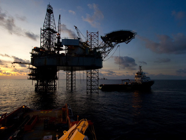 Nguồn cung dồi dào khiến giá dầu châu Á nới rộng đà giảm ảnh 1