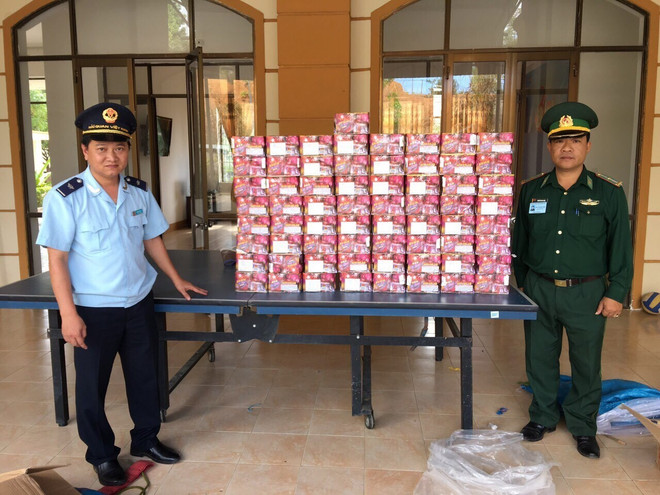 Số pháo hoa bị lực lượng chức năng thu giữ. (Ảnh: Quang Thái/TTXVN) Kon Tum: Thu giữ nhiều pháo nổ khu vực Cửa khẩu quốc tế Bờ Y ảnh 1