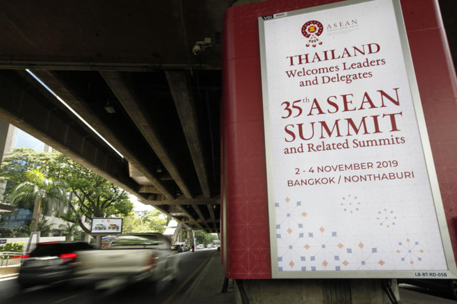 Panô tuyên truyền về Hội nghị Cấp cao ASEAN 35 trên đường phố Bangkok. (Nguồn: bangkokpost.com) Thủ tướng sẽ dự Hội nghị Cấp cao ASEAN 35 và hội nghị liên quan ảnh 1