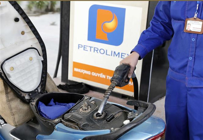 Một điểm kinh doanh xăng, dầu của Petrolimex. (Ảnh: Trần Việt/TTXVN) Đề xuất giảm tiếp 50% thuế bảo vệ môi trường với xăng dầu ảnh 1