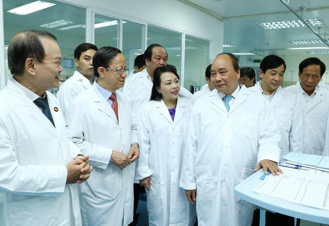 Thủ tướng mong y, bác sỹ chăm sóc người bệnh như ruột thịt của mình ảnh 1