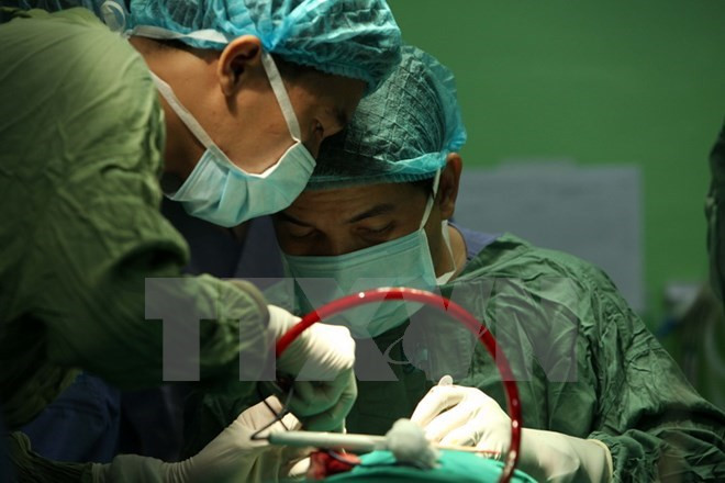 Cứu sống một bệnh nhân bị vỡ bụng, mất tay do pháo nổ ảnh 1