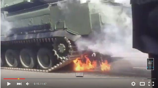 Xe chở tên lửa bốc cháy trong lễ duyệt binh mừng Ngày chiến thắng ảnh 1