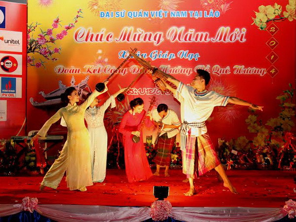 Tiết mục văn nghệ tại buổi gặp mặt. (Ảnh: Hoàng Chương/Vietnam+) Việt kiều ở Lào gặp mặt mừng đón Tết Giáp Ngọ 2014 ảnh 1